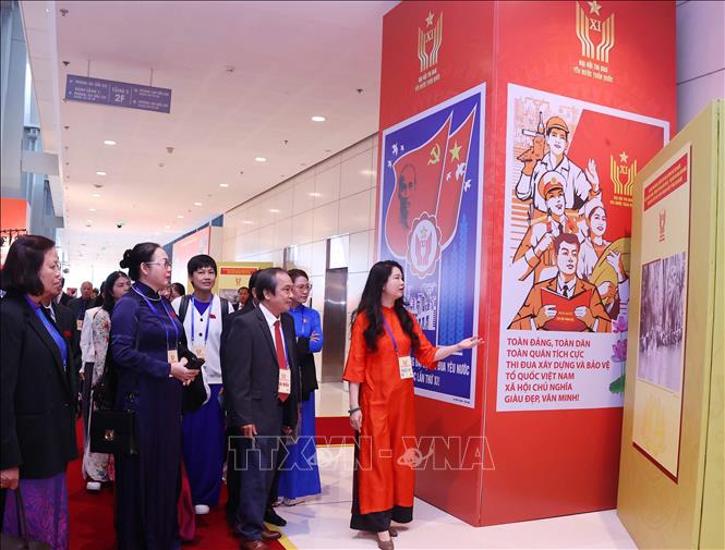 Các đại biểu tham quan Trưng bày ảnh của Thông tấn xã Việt Nam. Ảnh: Văn Điệp - TTXVN