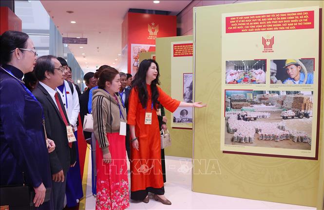 Các đại biểu tham quan Trưng bày ảnh của Thông tấn xã Việt Nam. Ảnh: Văn Điệp - TTXVN