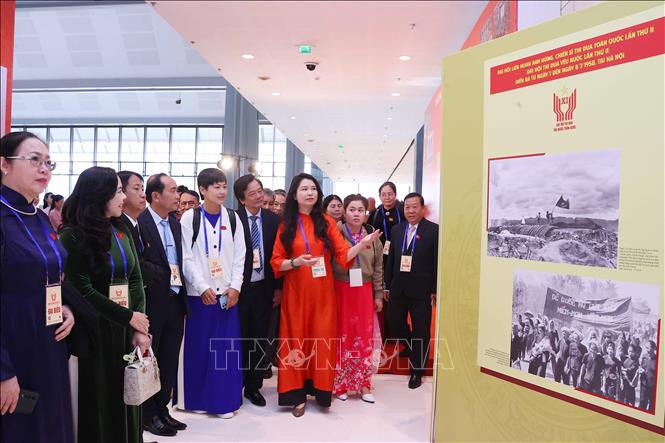 Các đại biểu tham quan Trưng bày ảnh của Thông tấn xã Việt Nam. Ảnh: Văn Điệp - TTXVN