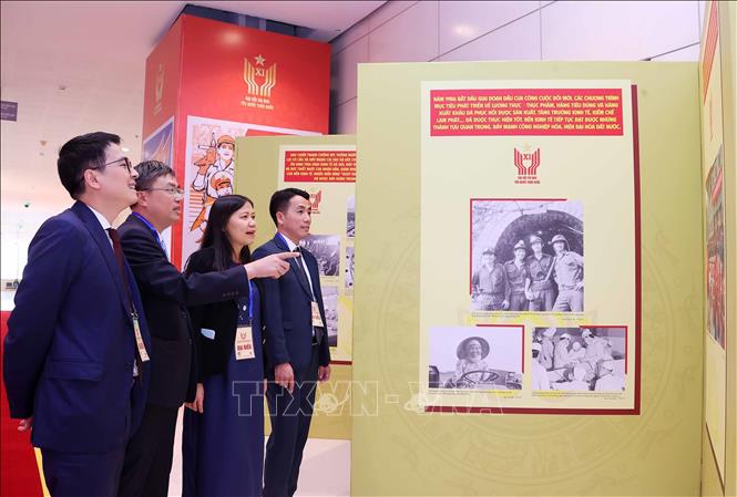 Các đại biểu tham quan Trưng bày ảnh của Thông tấn xã Việt Nam. Ảnh: Văn Điệp - TTXVN