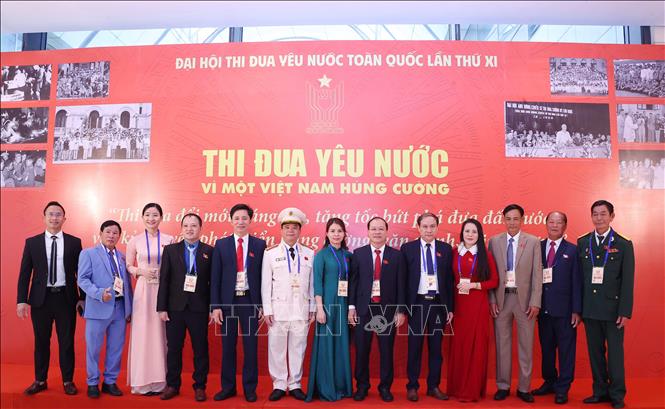 Các đại biểu chụp ảnh lưu niệm tại khu Trưng bày ảnh của Thông tấn xã Việt Nam. Ảnh: Văn Điệp - TTXVN