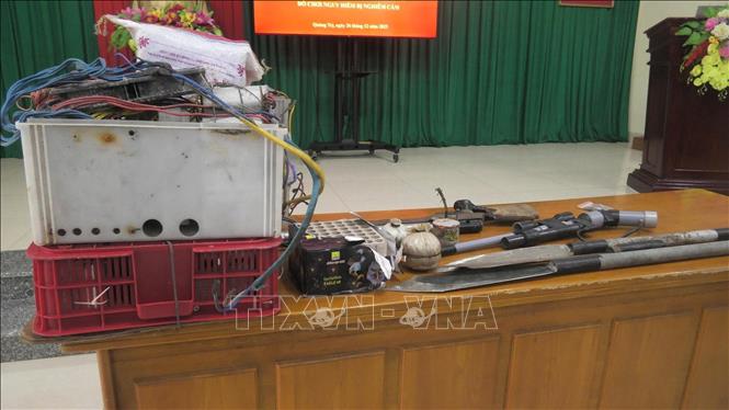 Vũ khí tự chế, vật liệu nổ do người dân tự nguyện giao nộp. Ảnh: TTXVN phát