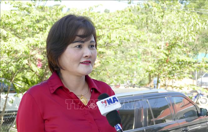 Bà Phạm Thị Minh Hường, Chủ tịch HĐQT, kiêm Tổng Giám đốc Công ty Gold Phuc, Ủy viên Ban Thường vụ Tổng hội người Việt Nam tại Lào, Phó Chủ tịch Hiệp hội Doanh nhân Việt Nam ở nước ngoài, trả lời phỏng vấn. Ảnh: Xuân Tú - PV TTXVN tại Lào