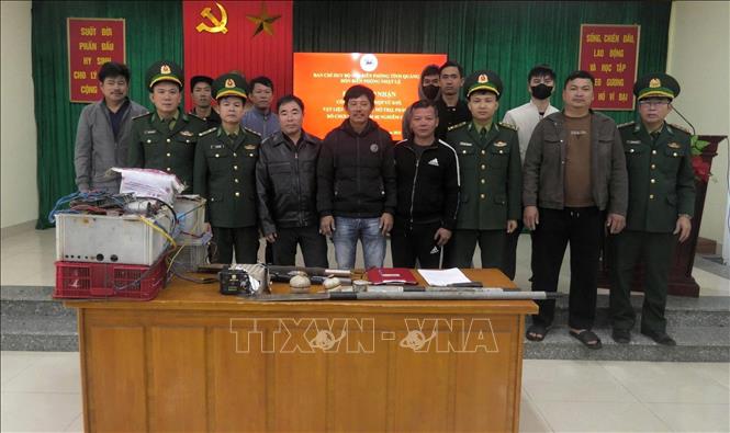 Đồn Biên phòng Nhật Lệ biểu dương tinh thần tự giác của người dân trong việc tự nguyện giao nộp vũ khí tự chế, vật liệu nổ. Ảnh: TTXVN phát