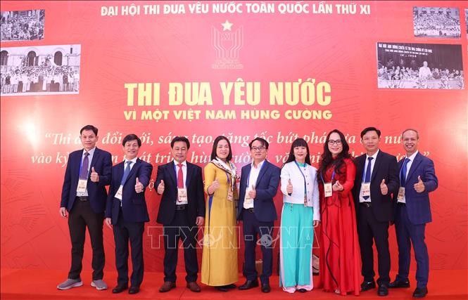 Các đại biểu chụp ảnh lưu niệm tại khu Trưng bày ảnh của Thông tấn xã Việt Nam. Ảnh: Văn Điệp - TTXVN