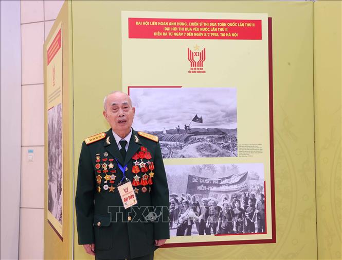 Một cựu chiến binh chụp ảnh lưu niệm tại khu Trưng bày ảnh của Thông tấn xã Việt Nam. Ảnh: Văn Điệp - TTXVN