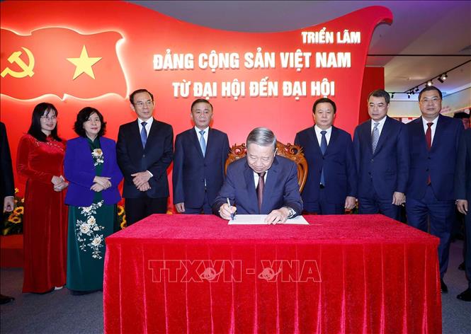 Tổng Bí thư Tô Lâm ghi lưu bút tại Triển lãm 
