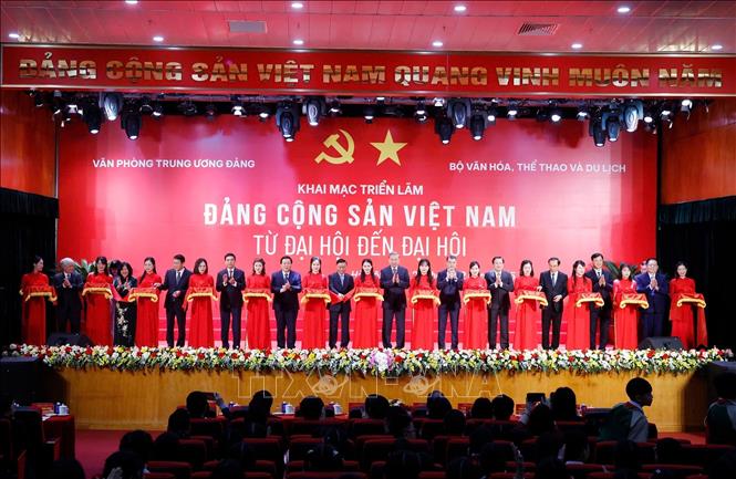 Tổng Bí thư Tô Lâm và các đồng chí lãnh đạo Đảng, Nhà nước cắt băng khai mạc Triển lãm 