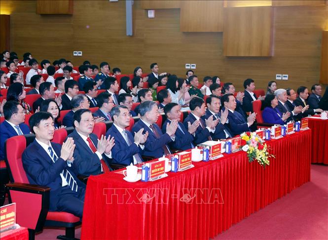 Tổng Bí thư Tô Lâm và các đồng chí lãnh đạo Đảng, Nhà nước dự khai mạc triển lãm Đảng Cộng sản Việt Nam từ Đại hội đến Đại hội. Ảnh: Thống Nhất – TTXVN