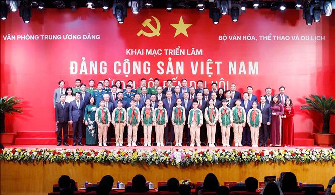 Tổng Bí thư Tô Lâm và các đồng chí lãnh đạo Đảng, Nhà nước dự khai mạc Triển lãm Đảng Cộng sản Việt Nam từ Đại hội đến Đại hội. Ảnh: Thống Nhất – TTXVN