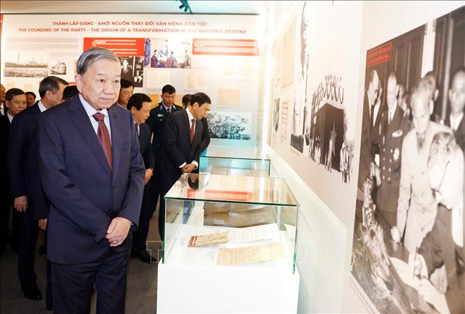 Tổng Bí thư Tô Lâm và các đồng chí lãnh đạo Đảng, Nhà nước tham quan Triển lãm Đảng Cộng sản Việt Nam từ Đại hội đến Đại hội. Ảnh: Thống Nhất – TTXVN