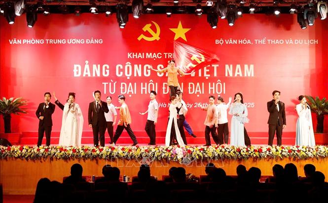 Tiết mục nghệ thuật tại khai mạc Triển lãm Đảng Cộng sản Việt Nam từ Đại hội đến Đại hội. Ảnh: Thống Nhất – TTXVN