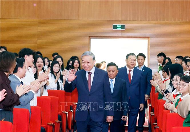 Tổng Bí thư Tô Lâm và các đồng chí lãnh đạo Đảng, Nhà nước dự Triển lãm Đảng Cộng sản Việt Nam từ Đại hội đến Đại hội. Ảnh: Thống Nhất – TTXVN