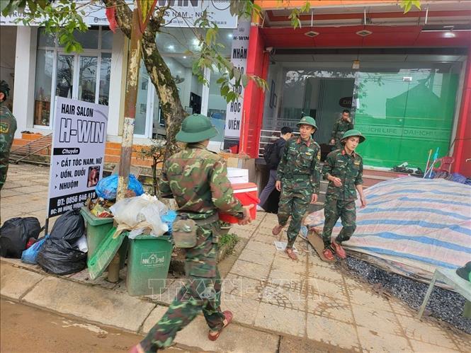  Các lực lượng hỗ trợ người dân vận chuyển đồ đạc, tài sản từ nơi ở tạm, đọn dẹp nhà cửa, sớm ổn định đời sống và sinh kế. Ảnh: TTXVN phát 