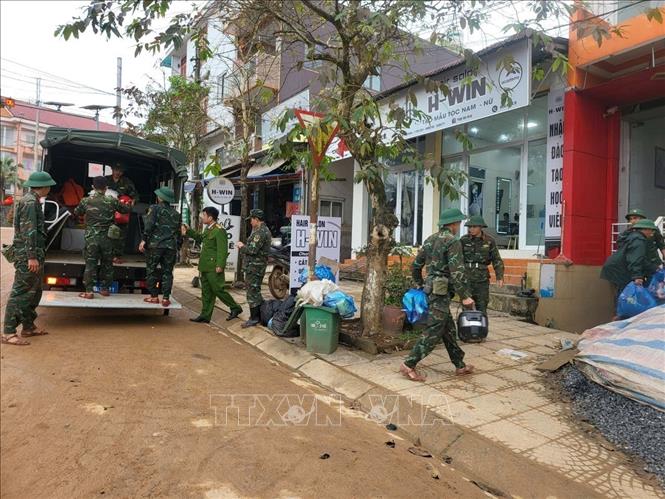  Các lực lượng hỗ trợ người dân vận chuyển đồ đạc, tài sản từ nơi ở tạm, đọn dẹp nhà cửa, sớm ổn định đời sống và sinh kế. Ảnh: TTXVN phát 