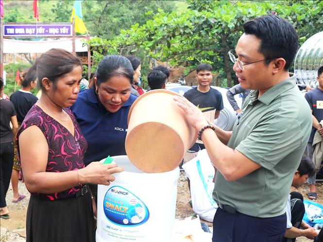 Dự án hỗ trợ thiết bị thu gom và trữ nước sinh hoạt cho 721 hộ dân tại hai xã Trường Sơn và Dân Hóa, góp phần bảo đảm người dân được tiếp cận nguồn nước uống an toàn, hợp vệ sinh. Ảnh: Võ Dung - TTXVN