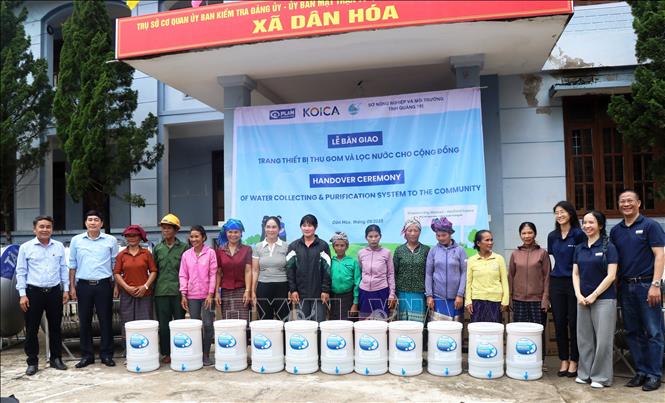 Dự án hỗ trợ thiết bị thu gom và trữ nước sinh hoạt cho các hộ dân tại hai xã Trường Sơn và Dân Hóa, tỉnh Quảng Trị. Ảnh: Võ Dung - TTXVN