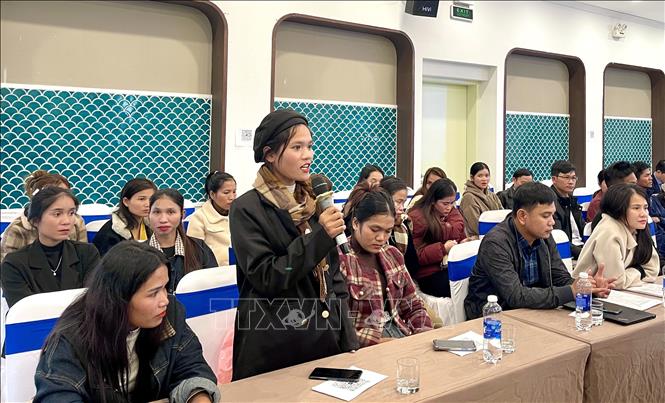 Các đại biểu là phụ nữ địa bàn khó khăn của xã Dân Hóa và Trường Sơn, tỉnh Quảng Trị phát biểu thảo luận tại chương trình. Ảnh: Võ Dung - TTXVN