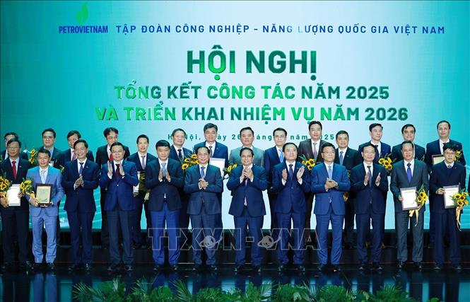 Thủ tướng Phạm Minh Chính với đại diện các tập thể có thành tích xuất sắc được tuyên dương của Tập đoàn Công nghiệp-Năng lượng Quốc gia Việt Nam. Ảnh: Dương Giang-TTXVN

