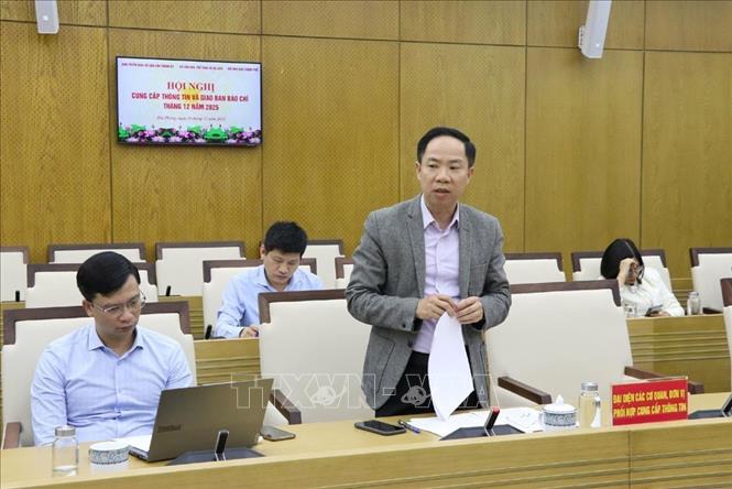 Phó Giám đốc Sở Nông nghiệp và Môi trường Vũ Bá Công chia sẻ thông tin cho báo chí về tình hình Hải Phòng chống khai thác hải sản bất hợp pháp, không báo cáo, không theo quy định (IUU) tại Hội nghị giao ban báo chí tháng 12 diễn ra chiều 26/12. Ảnh: Mạnh Minh - TTXVN