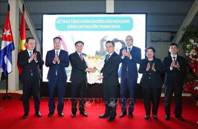 Lãnh đạo Ban Chính sách, Chiến lược Trung ương chúc mừng đồng chí Nguyễn Thanh Nghị. Ảnh: Phương Hoa - TTXVN