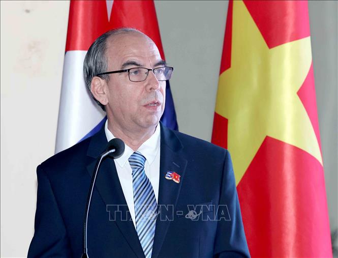 Đại sứ Cuba tại Việt Nam Rogelio Polanco Fuentes phát biểu tại Lễ trao tặng Huân chương. Ảnh: Phương Hoa - TTXVN