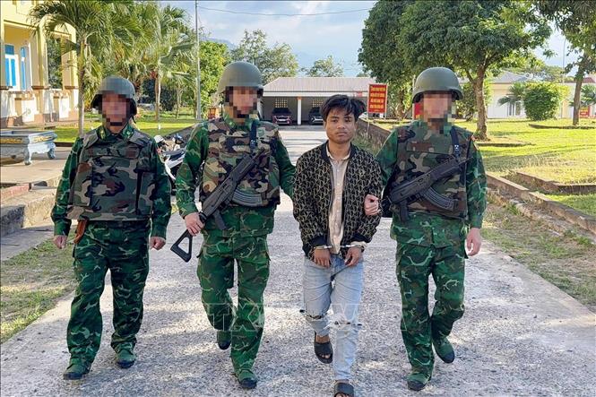 Cơ quan chức năng bắt giữu đối tượng Hồ Văn Triệu về hành vi vận chuyển trái phép chất ma túy. Ảnh: TTXVN phát