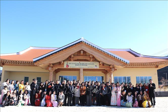 Các đại biểu và học viên chup ảnh lưu niệm. Ảnh Khánh Vân - TTXVN tại Hàn Quốc