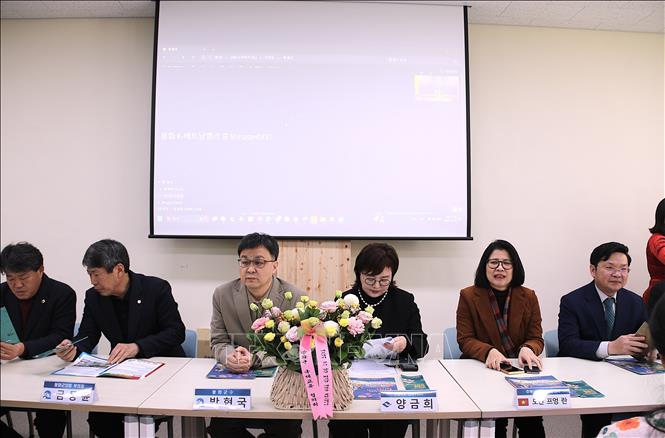 khách mời là lãnh đạo tỉnh Bắc Gyeongsang và Tổng lãnh sự quán Việt Nam, Đại sứ quán Việt Nam tại Hàn Quốc. Ảnh Khánh Vân - TTXVN tại Hàn Quốc