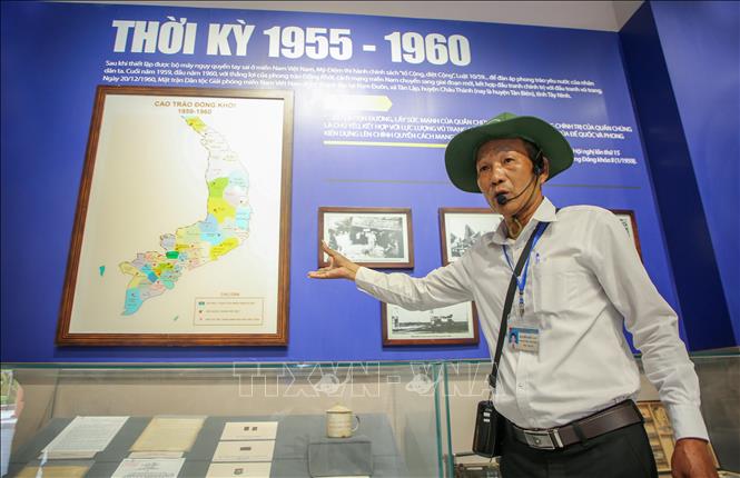 Hướng dẫn viên tại Khu Di tích lịch sử Quốc gia đặc biệt Căn cứ Trung ương Cục miền Nam – người gắn kết lịch sử hào hùng với du khách trong hành trình về nguồn. Ảnh: Giang Phương - TTXVN