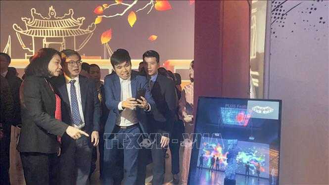 Các đại biểu tham quan, trải nghiệm không gian triển lãm “Hà Nội rạng rỡ – Ánh sáng & Di sản”. Ảnh: Tuyết Mai - TTXVN