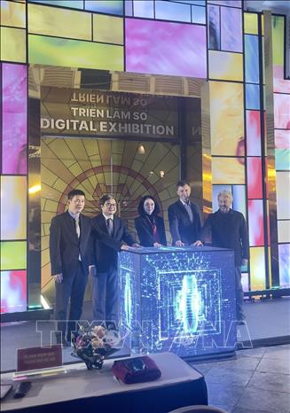 Các đại biểu thực hiện nghi thức khai mạc không gian triển lãm “Hà Nội rạng rỡ – Ánh sáng & Di sản”. Ảnh: Tuyết Mai - TTXVN