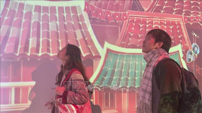 Người dân hào hứng trải nghiệm không gian số. Ảnh: Tuyết Mai - TTXVN