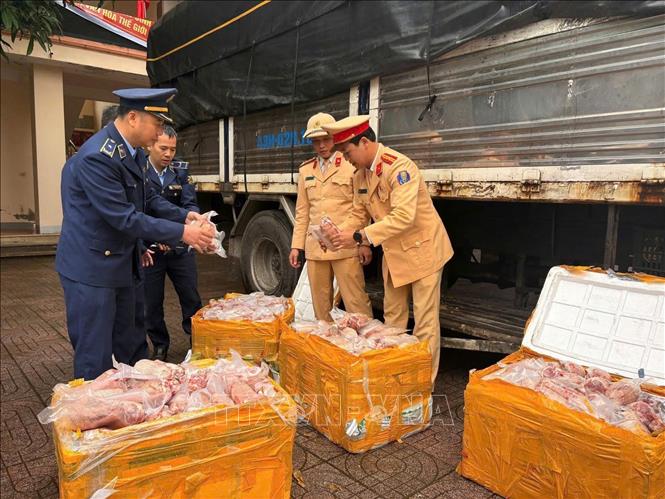 Lực lượng chức năng kiểm tra số thực phẩm không đảm bảo chất lượng. Ảnh: TTXVN phát