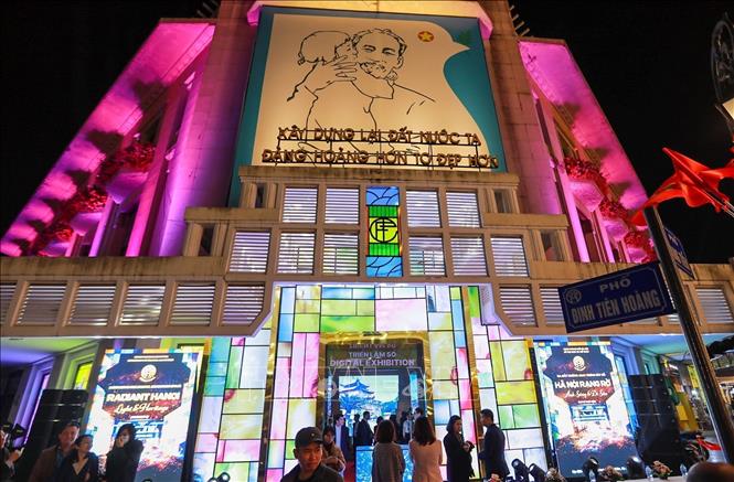 Điểm nhấn của triển lãm là ứng dụng đồng thời nhiều công nghệ tiên tiến như 3D Mapping Immersive, LED Kinetic, Wall Interactive, VR…, . Ảnh: Khánh Hoà - TTXVN