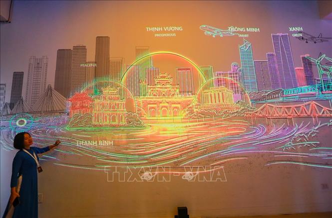 Điểm nhấn của triển lãm là ứng dụng đồng thời nhiều công nghệ tiên tiến như 3D Mapping Immersive, LED Kinetic, Wall Interactive, VR…, . Ảnh: Khánh Hoà - TTXVN