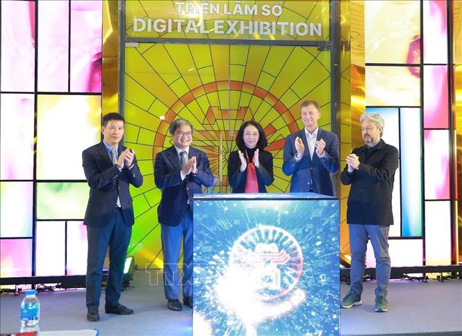 Các đại biểu thực hiện nghi thức khai mạc Triển lãm. Ảnh: Khánh Hoà - TTXVN