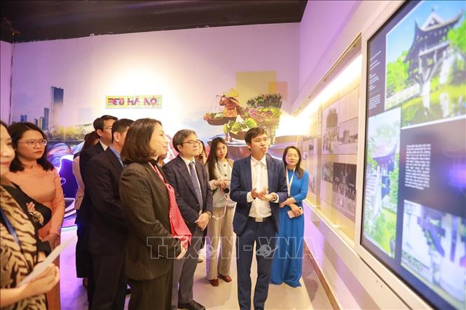 Đại biểu tham quan Triển lãm. Ảnh: Khánh Hoà - TTXVN