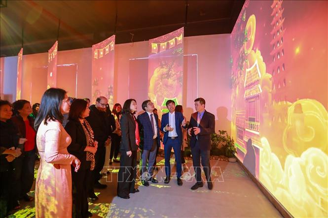 Đại biểu tham quan Triển lãm. Ảnh: Khánh Hoà - TTXVN