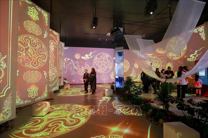Điểm nhấn của triển lãm là ứng dụng đồng thời nhiều công nghệ tiên tiến như 3D Mapping Immersive, LED Kinetic, Wall Interactive, VR…, . Ảnh: Khánh Hoà - TTXVN
