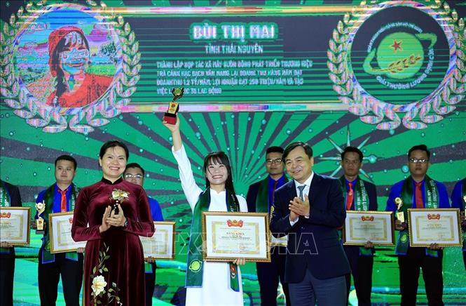 Các cá nhân đạt giải thưởng Lưng Định Của lần thứ XX năm 2025. Ảnh: Tuấn Anh - TTXVN