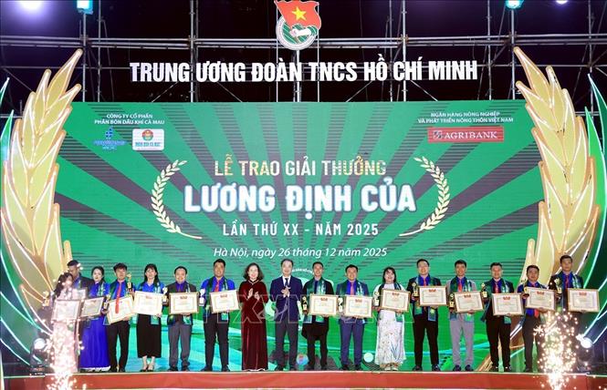 Các cá nhân đạt giải thưởng Lưng Định Của lần thứ XX năm 2025. Ảnh: Tuấn Anh - TTXVN