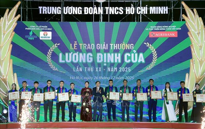 Các cá nhân đạt giải thưởng Lưng Định Của lần thứ XX năm 2025. Ảnh: Tuấn Anh - TTXVN
