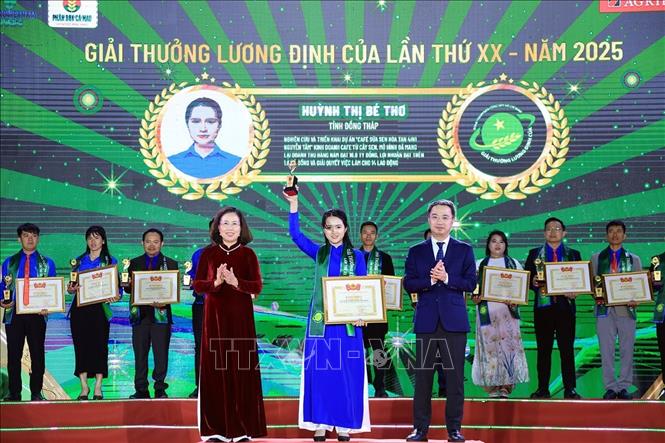 Các cá nhân đạt giải thưởng Lưng Định Của lần thứ XX năm 2025. Ảnh: Tuấn Anh - TTXVN
