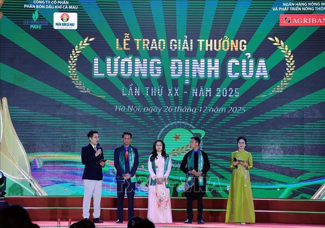 Giao lưu những gương điển hình xuất sắc trong hoạt động sản xuất tại lễ trao giải. Ảnh: Tuấn Anh - TTXVN