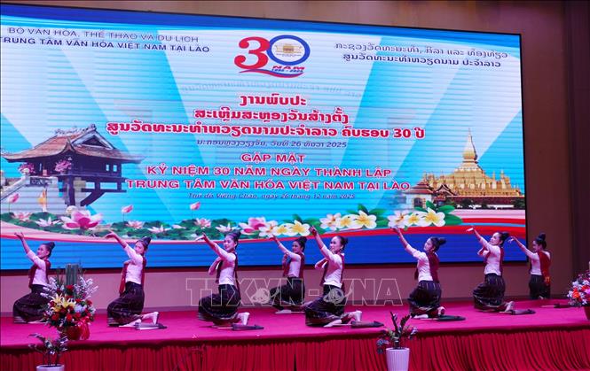 Tiết mục nghệ thuật tại sự kiện ca ngợi quan hệ đặc biệt Việt Nam-Lào. Ảnh: Xuân Tú - PV TTXVN tại Lào