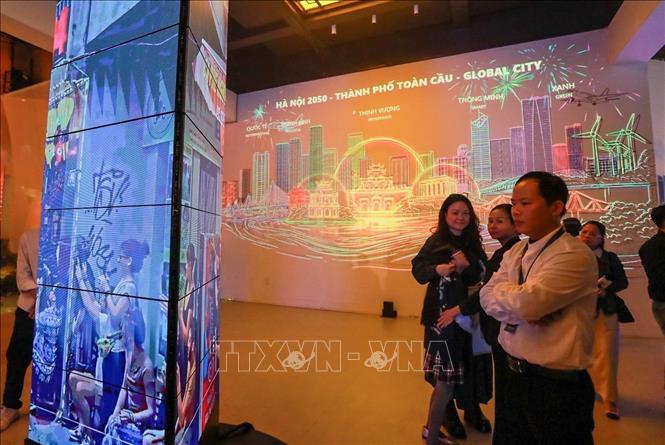 Khách tham quan Triển lãm. Ảnh: Khánh Hoà - TTXVN