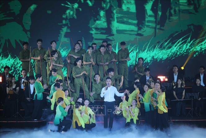 Tiết mục văn nghệ biểu diễn tại chương trình. Ảnh: Hoàng Hiếu - TTXVN