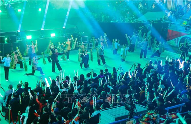 Tham dự chương trình có hơn 2200 đại biểu là điển hình tiên tiến dự Đại hội Thi đua yêu nước lần thứ XI. Ảnh: Hoàng Hiếu - TTXVN