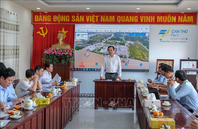Phó Chủ tịch UBND thành phố Cần Thơ Vương Quốc Nam phát biểu tại buổi làm việc với Công ty cổ phần Cảng Cần Thơ. Ảnh: Thanh Liêm - TTXVN